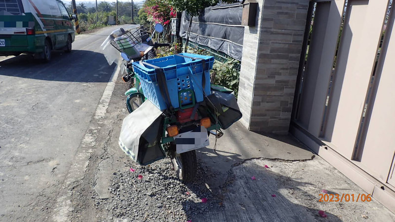 高雄市旗山警分局指出，陳姓郵差6日中午騎車前往杉林區清水路公明巷送信時，突遭屋主飼養的3隻藏獒衝出咬傷，警方到場前，陳男已被送醫治療，暫無生命危險。（高市旗山警分局提供）中央社記者洪學廣傳真 112年1月6日