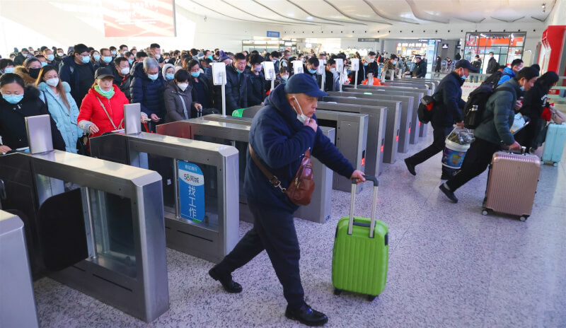 中國官方預估，今年春運客流總量將高達21億人次，且人流高峰與疫情高峰重疊，是近年來不確定性最多、情況最複雜的一次春運。圖為6日中國連雲港站的旅客。（中新社）