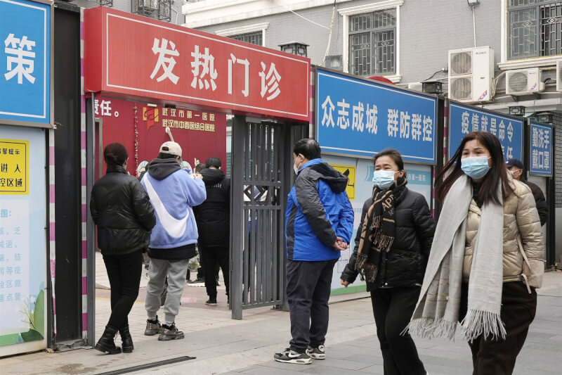 圖為中國武漢去年12月29日發熱門診排隊人潮。（共同社）