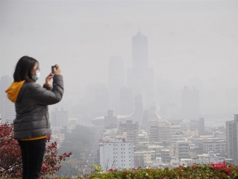 圖為2021年1月21日高雄空氣品質不佳，放眼望去霧茫一片。（中央社檔案照片）