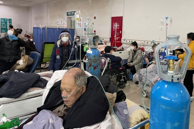 圖為5日上海一間醫院內擠滿病患。（路透社）