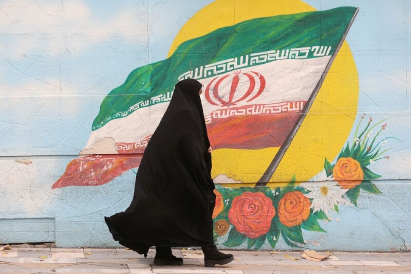 圖為去年12月6日伊朗德黑蘭街頭的女性。（路透社）