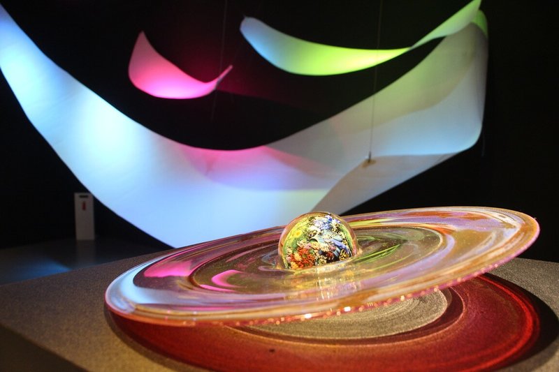 新竹市玻璃工藝博物館即日起至4月底，展出「表面深度－穿越生活表象玻璃工藝展」，用40組作品呈現玻璃的應用多樣性。（新竹市政府提供）中央社記者魯鋼駿傳真  112年1月7日