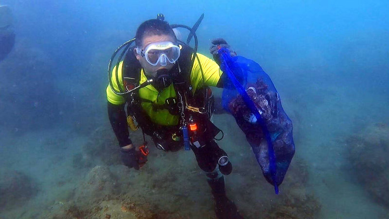 綠島地區旅宿及潛水業者組成淨海聯盟，與台東縣環保局聯手淨灘、淨海，2022年共計清除460公斤海洋廢棄物。（台東縣環保局提供）中央社記者盧太城台東傳真  112年1月7日