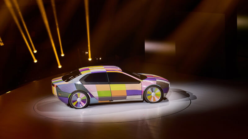 德國車廠BMW發表一款可改變車身顏色的原型車。（圖取自twitter.com/BMW）