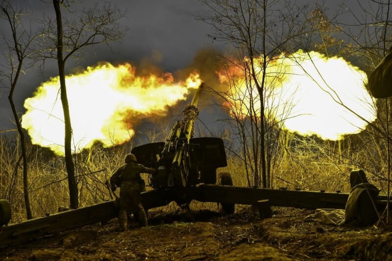 俄羅斯與烏克蘭6日持續在烏克蘭前線交火。圖為5日在烏克蘭札波羅熱州前線，一名烏克蘭軍人用榴彈砲向俄羅斯軍隊開火。（路透社）