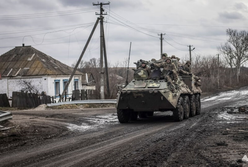 圖為去年12月30日烏克蘭士兵乘坐裝甲車。（路透社）