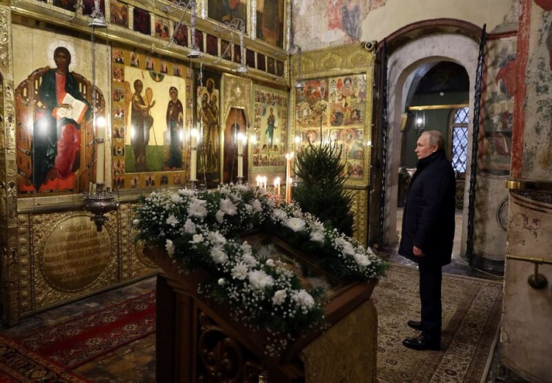 俄羅斯總統蒲亭6日獨自出席在克里姆林宮大教堂舉行的東正教耶誕節禮拜。（Sputnik/Mikhail Klimentyev/Kremlin via 路透社）