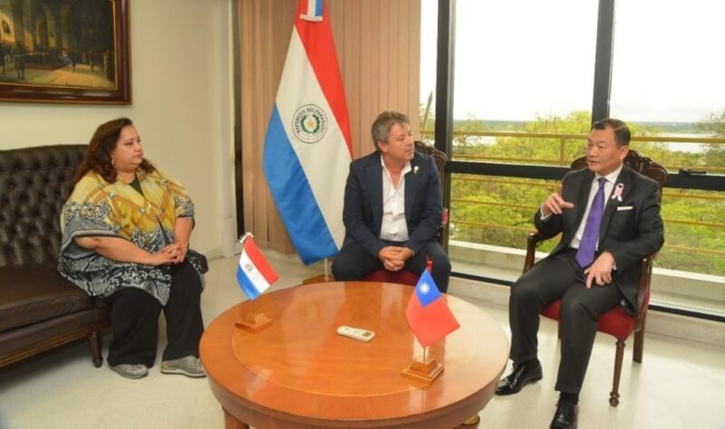 圖為去年10月友邦巴拉圭眾院議長羅培斯（中）會晤台灣駐巴拉圭大使韓志正（右）。（圖取自twitter.com/DipCarlosMLopez）