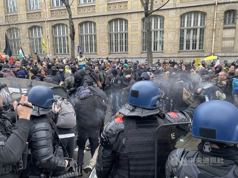 法國巴黎示威者7日上街抗議，由於無法自由行動，對警方圍堵感到驚訝與不滿，數度出現兩方衝突的「沸水效應」。面對群眾抗議推擠，警察立即使出胡椒噴霧，一旁記者也受到衝擊。中央社記者曾婷瑄巴黎攝 112年1月8日