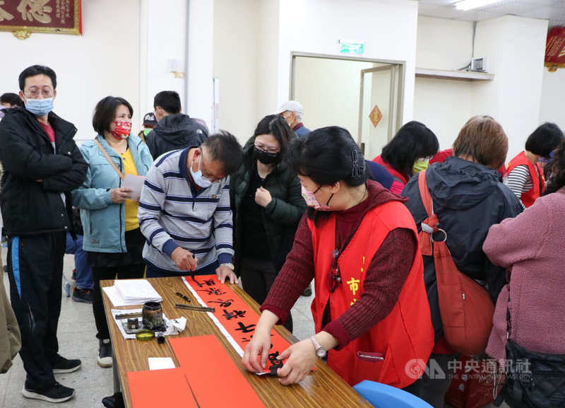 澎湖縣馬公市公所8日舉辦「玉兔喜迎春、桃符贈吉祥」活動，吸引許多民眾前往索取春聯。中央社  112年1月8日