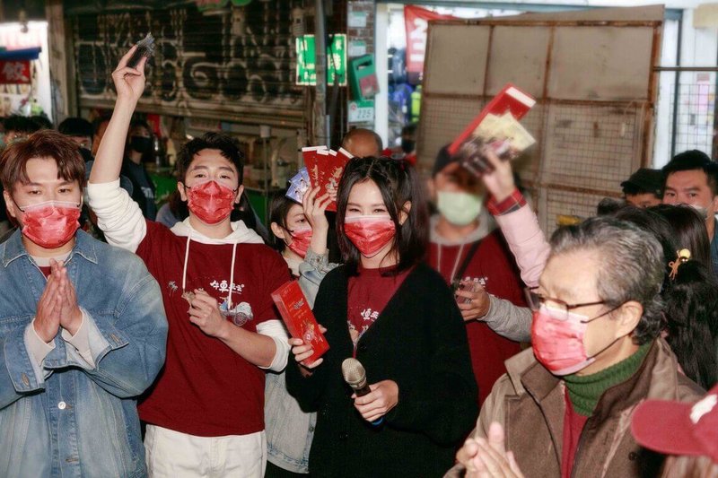 藝人安心亞（前左3）為戲劇「牛車來去」賣力宣傳，並親手發送紅包袋，希望大家能多支持新戲。（公視、禾豐製作提供）中央社記者葉冠吟傳真  112年1月8日
