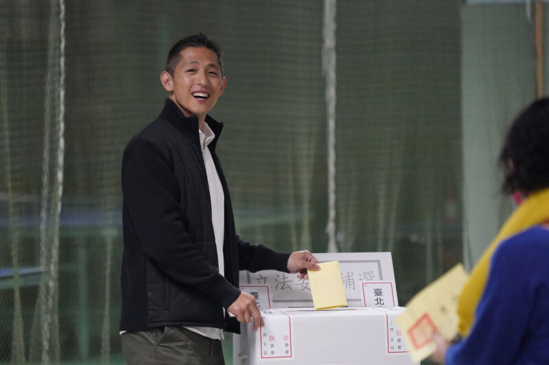 台北市第3選區立委補選8日投開票,民進黨籍候選人吳怡農上午前往永安國小投票。中央社記者徐肇昌攝 112年1月8日