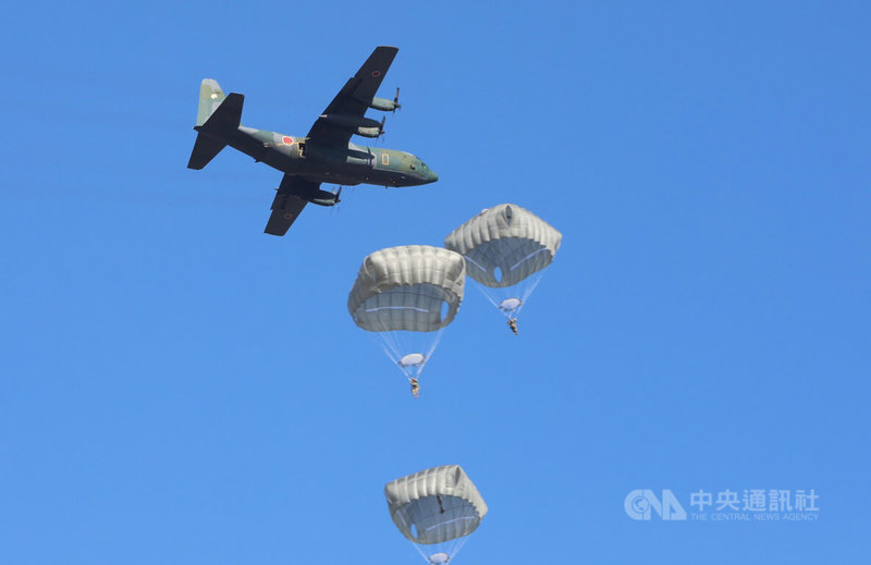 日本陸上自衛隊空降部隊「第一空降團」，8日在千葉縣舉行演訓，美英澳軍參與。防相濱田靖一在視察演訓後表示，將盡責做好保護人民性命工作。中央社記者楊明珠千葉攝 112年1月8日