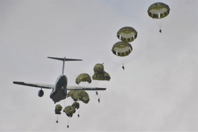 日本自衛隊唯一的空降部隊「第一空降團」，8日針對離島防衛舉行年初例行訓練，英國及澳洲軍隊首度派員參與。圖為第一空降團去年11月1日舉行演習。（圖取自twitter.com/jgsdf_1stAbnB）
