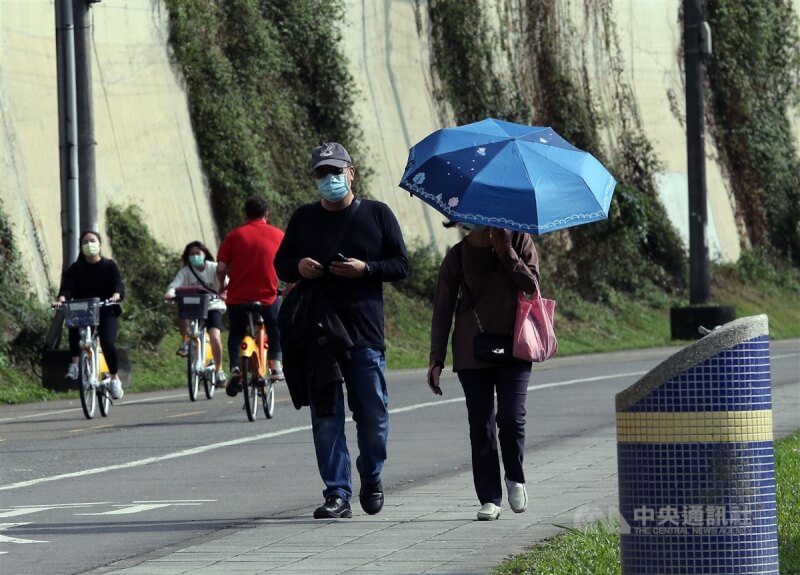 氣象專家吳德榮說，8日白天起至9日冷空氣明顯減弱，氣溫回升，各地為多雲時晴。圖為台北市民外出運動。（中央社檔案照片）