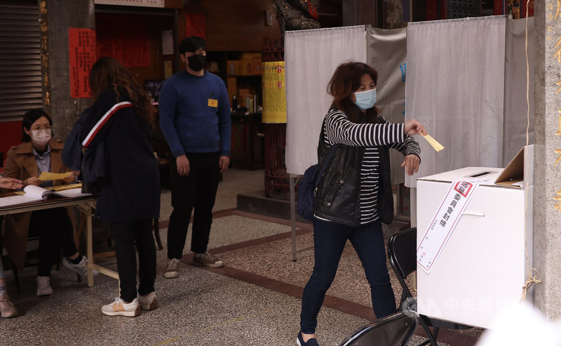 台北市第3選區立委補選8日投票至下午4時截止，許多民眾趕在時限前到投票所投票，以行動支持心中理想的候選人。中央社記者張新偉攝  112年1月8日