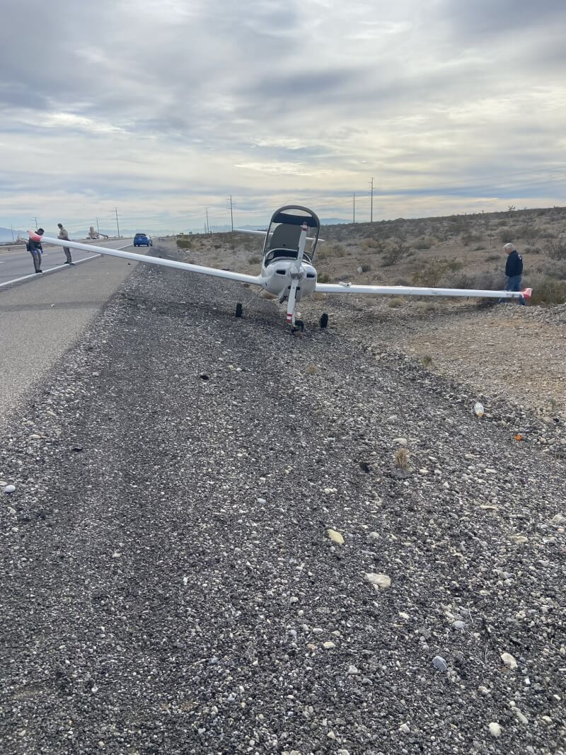 美國內華達州警方表示，一架小飛機7日因故障緊急降落在賭城拉斯維加斯北方的公路上，機翼撞到一輛休旅車的擋風玻璃。（圖取自twitter.com/NVStatePolice_S）