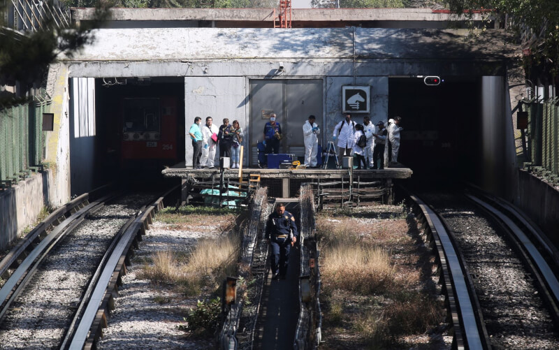 墨西哥市7日發生兩列地鐵列車在隧道內相撞事故，造成1人喪生、57人受傷。（路透社）