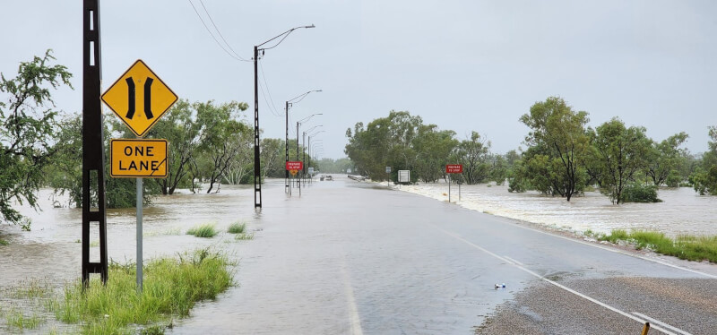 澳洲西北部小鎮費茨羅伊克羅欣交通受洪災影響嚴重，補給品目前仰賴空運。（路透社）