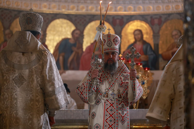 烏克蘭人7日在戰火陰影下慶祝東正教耶誕節，於首都基輔知名的基輔洞窟修道院舉行歷史性禮拜。（安納杜魯新聞社）