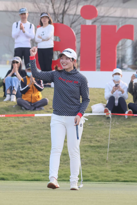 日本選手櫻井心那（前）8日在日立慈善盃女子高爾夫菁英賽最終輪，打出低於標準5桿的67桿，以3回合總桿低於標準8桿的208桿封后，這也是她在女子台巡賽、日立慈善盃賽的首冠。（TLPGA提供）中央社記者黃巧雯傳真  112年1月8日