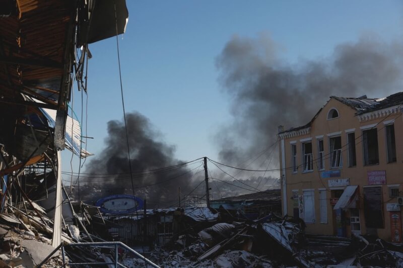 圖為7日烏克蘭東部城市巴赫姆特遭俄軍攻擊揚起陣陣黑煙。（路透社）