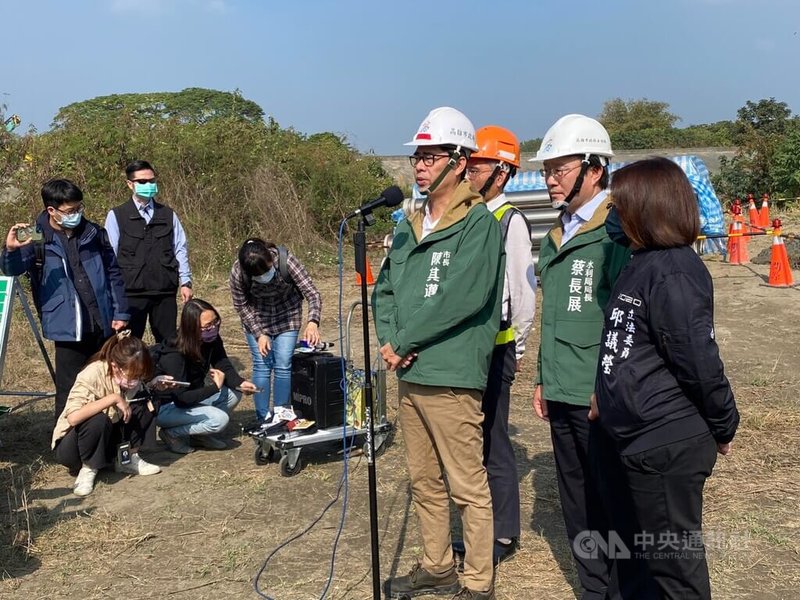 對於民進黨立委高嘉瑜及台北市議員王世堅因言論惹議，遭綠營基層砲轟，甚至要求開除，民進黨代理黨主席陳其邁（前右3）9日表示，民進黨是大開大合、百花齊放的政黨，各種聲音都有，也都充分尊重。中央社記者蔡孟妤攝  112年1月9日