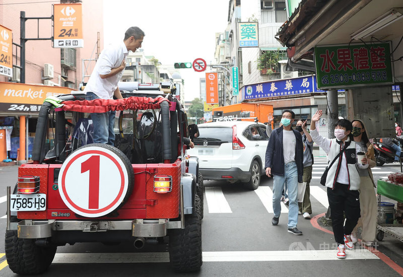 台北市第3選區立委補選結果已揭曉,敗選的民進黨候選人吳怡農(車上)9日展開車隊謝票行程,下午站在吉普車上,穿梭中山區巷弄向選民鞠躬致意。中央社記者張新偉攝 112年1月9日