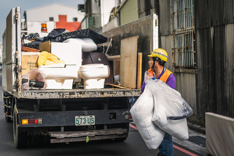 台南市環保局統計近日大型廢棄物清運量增加，預計除夕前一週為最高峰，呼籲民眾可提前大掃除，大型家具則可透過「台南環保通」APP預約載運。（台南市環保局提供）中央社記者楊思瑞台南傳真  112年1月9日