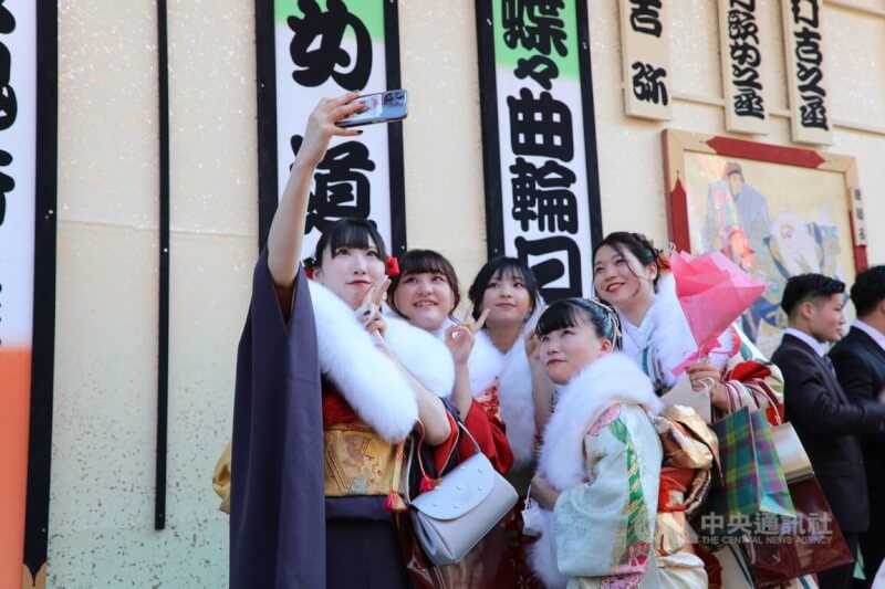 日本民眾9日過成人節，這是去年4月將成人年齡由20歲調降至18歲後首個成人節，不過大多數地方自治體（都道府縣市町村）仍以20歲民眾為主舉辦成人式（成年禮）。中央社記者楊明珠東京攝 112年1月9日