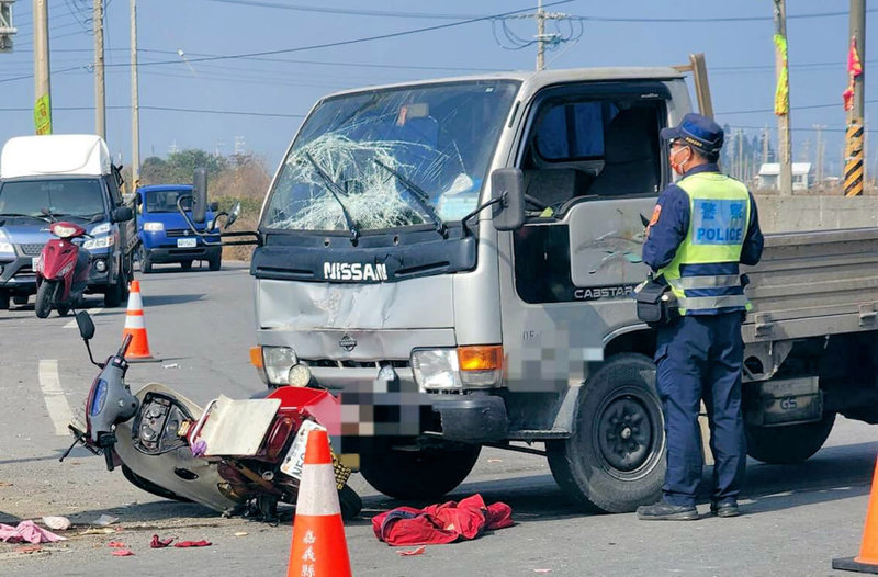 嘉義縣東石鄉型厝村台61線下方平面道路9日發生小貨車與機車擦撞事故，共乘機車的70多歲婦人及80多歲老翁命危送醫。（民眾提供）中央社記者蔡智明傳真  112年1月9日