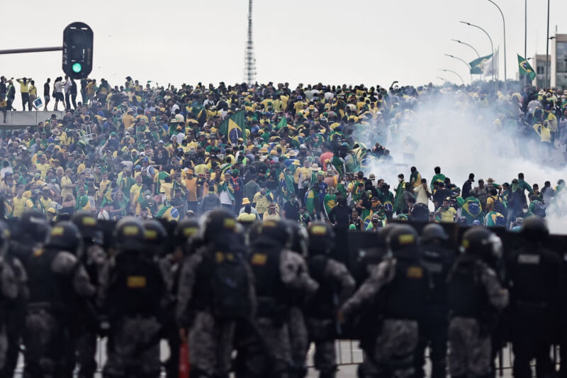 數以百計的巴西前總統波索納洛支持者8日突破警方設下的路障並闖進國會大廈、總統府和最高法院，相關當局已出動安全部隊準備平亂。（路透社）