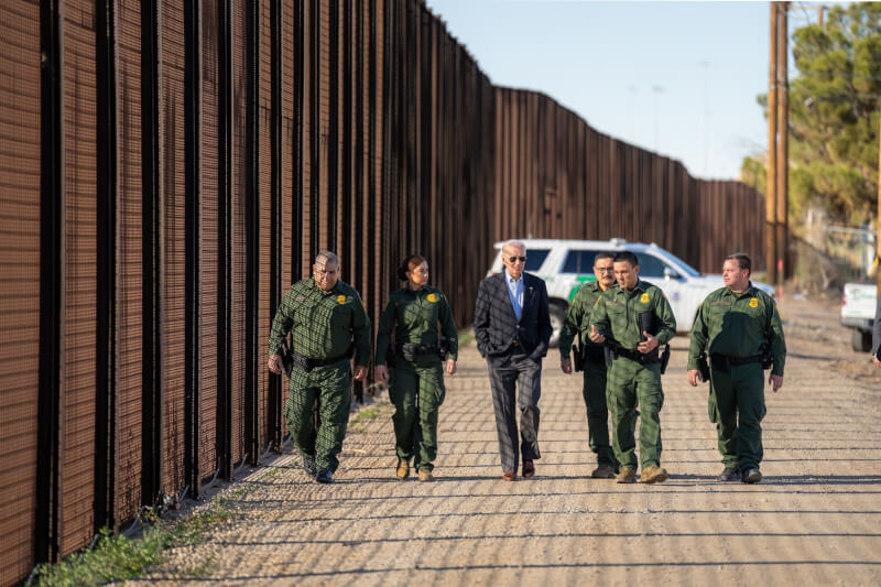 美國總統拜登8日前往德州艾爾帕索郡會晤邊境巡邏員警。（圖取自facebook.com/POTUS）