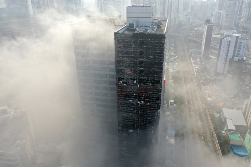 韓國釜山市中心一棟住商大樓附設停車塔9日早晨發生大火。（韓聯社）