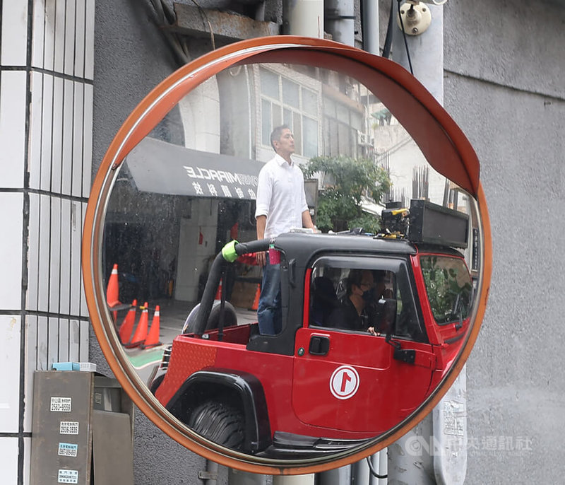 台北市第3選區立委補選結果已揭曉,敗選的民進黨候選人吳怡農9日啟動謝票行程,下午站在吉普車上,穿梭中山區巷弄向選民表達感謝之意。中央社記者張新偉攝 112年1月9日
