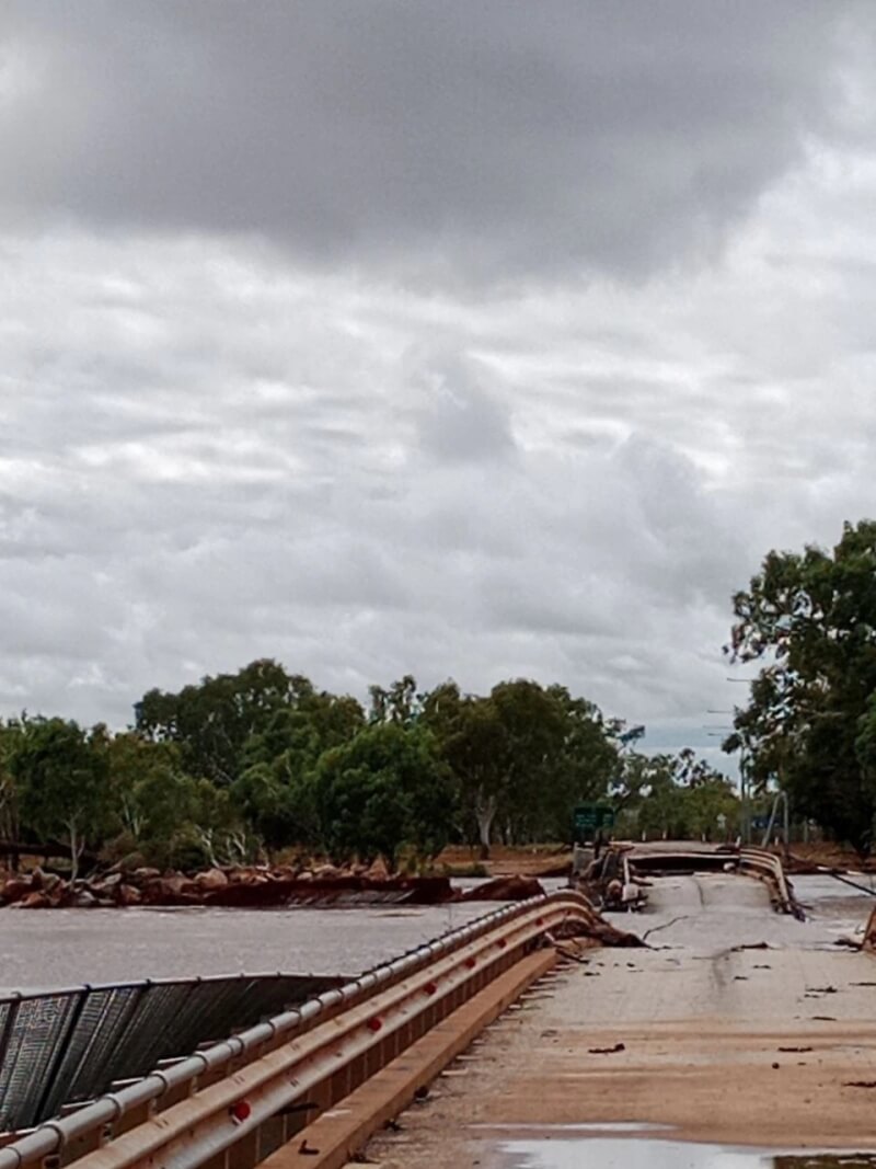 圖為7日澳洲費茨羅伊克羅欣橋遭洪水沖垮。（路透社）