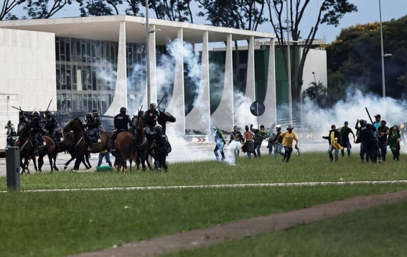 巴西前總統波索納洛支持者8日與安全部隊在總統府外爆發衝突。（路透社）