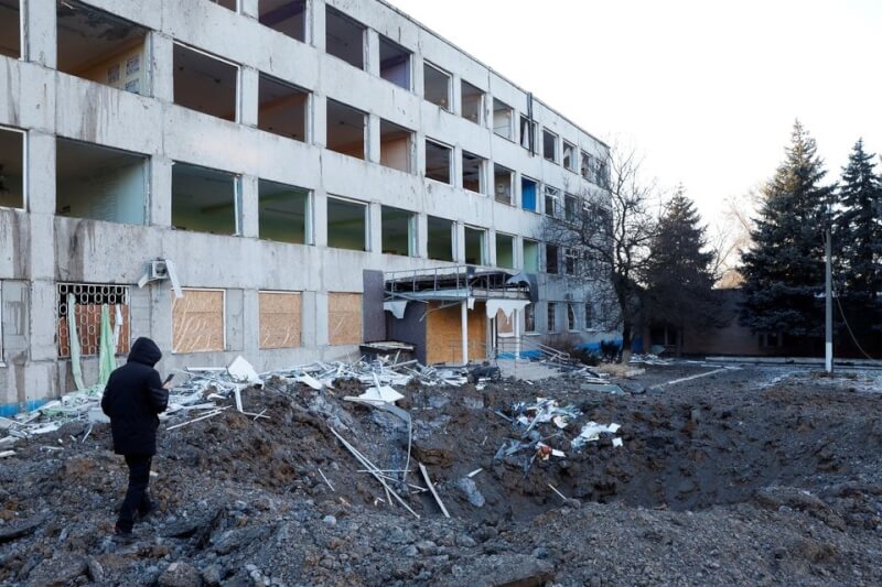 一枚俄羅斯火箭8日在烏克蘭克拉莫托斯克市造成損失，但並未摧毀建物，現場也沒有明顯傷亡跡象。（路透社）