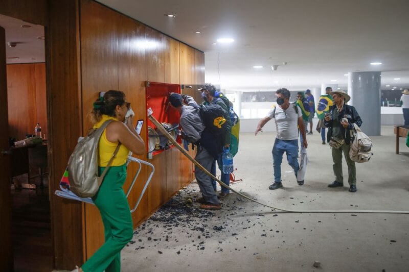 巴西前總統波索納洛支持者8日闖進總統府，破壞建築內部設施。（路透社）