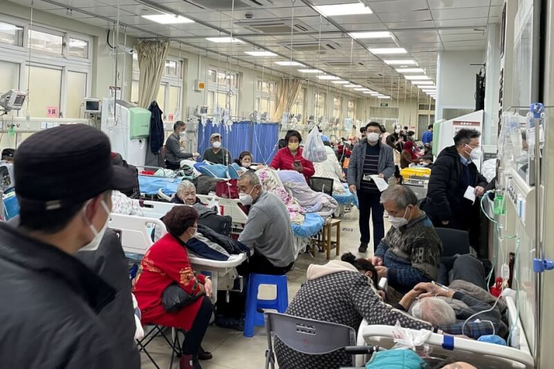 圖為4日上海COVID-19疫情嚴峻，患者擠滿醫院急診室。（路透社）