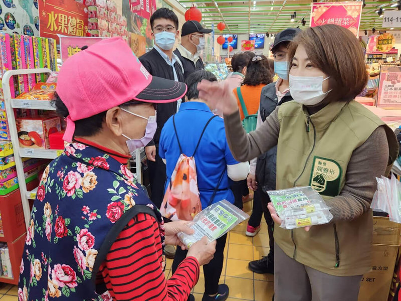 農曆春節將至，屏東縣長周春米（前右）10日前往大賣場宣導「顧食安、護健康」，並現場發送簡易試劑，民眾只要一滴就可檢測出是否含漂白劑及色素皂黃，為食安把關。（屏東縣政府提供）中央社記者李卉婷傳真  112年1月10日