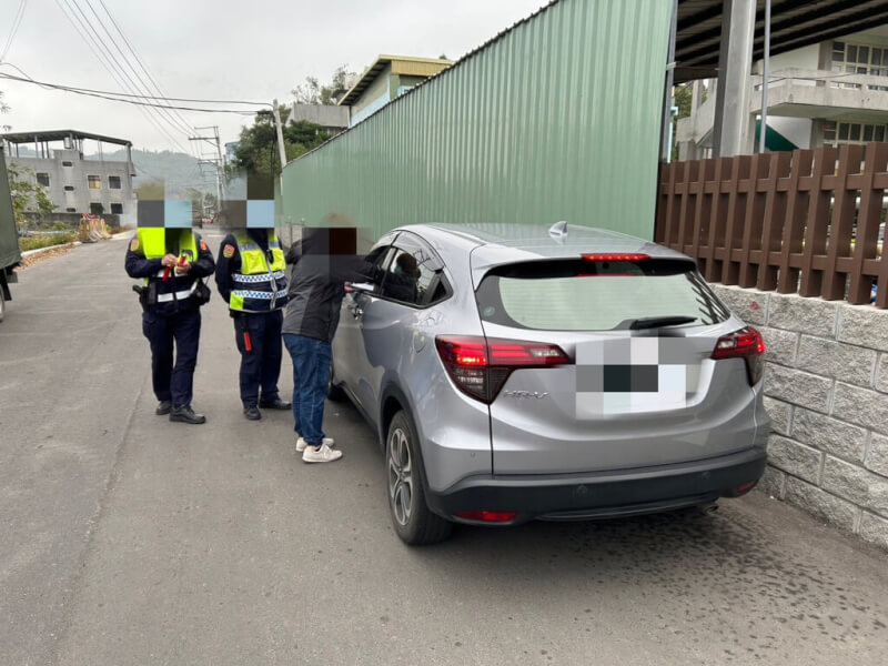 公路總局新竹區監理所苗栗監理站人員10日會同警方在苗栗市區攔檢一輛白牌車，違規自苗栗火車站搭載3名學生至苗栗農工下車，稽查人員依規定處罰駕駛人新台幣10萬元罰鍰，並吊扣駕照、牌照。（苗栗監理站提供）中央社記者管瑞平傳真 112年1月10日