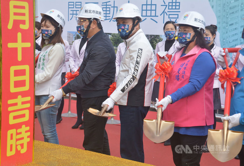 新北市長侯友宜（前右2）10日參加「秀朗橋北側區段徵收案」開工典禮，致詞時表示，期待完工後當地會有更好的未來。中央社記者黃旭昇新北攝  112年1月10日