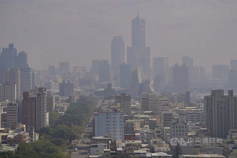 圖為9日高雄地區午後空氣品質不佳，天空灰濛一片。（中央社檔案照片）