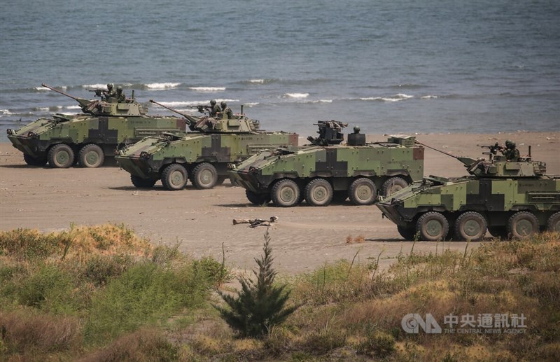 美國福斯新聞頻道指出，中國持續威脅之際，台灣受到烏克蘭的啟發，正尋求加強軍事備戰能力。圖為2022年國軍漢光演習在新北八里執行「聯合反登陸作戰」操演，雲豹八輪甲車實行殲敵任務。（中央社檔案照片）
