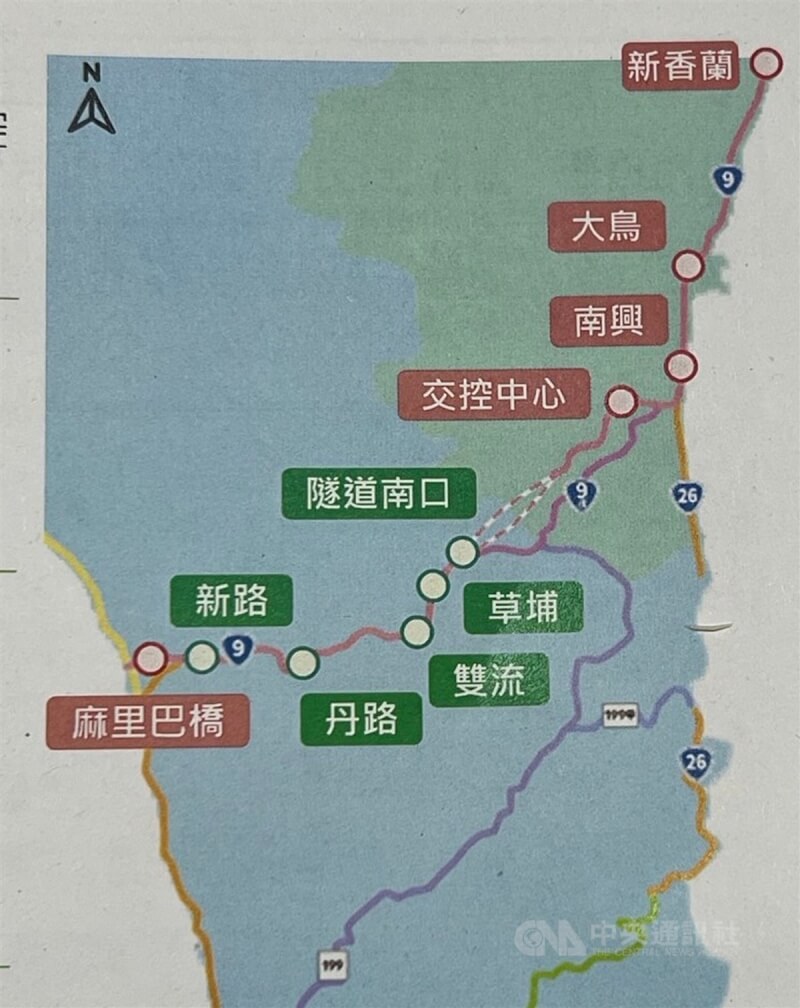 因應春節假期南迴公路進出台東疏運，公路單位從屏東麻里巴橋到台東新香蘭間瓶頸路段上下游路口號誌控管，採取「儲車水庫」和「慢進快出」策略。中央社記者盧太城台東攝 112年1月12日