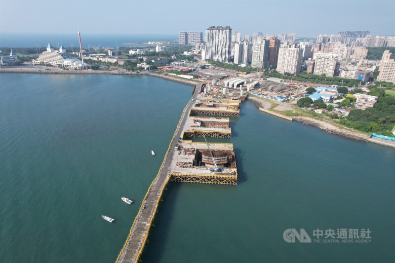圖為去年10月4日淡江大橋淡水端施工情形。（中央社檔案照片）