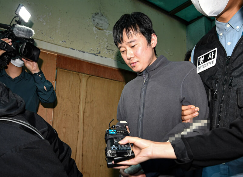 韓國新堂站女站務員遭男同事全周煥（右2）騷擾殺害，法院7日一審判40年有期徒刑。（韓聯社）