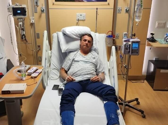 巴西極右派前總統波索納洛9日在推特上發了一張自己躺在美國醫院病床上的照片。（圖取自twitter.com/jairbolsonaro）